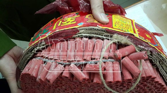 Phát hiện 14 bánh pháo nổ trà trộn trên xe chở hàng hóa ảnh 3