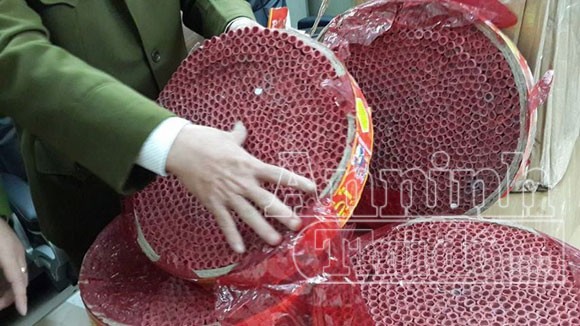 Phát hiện 14 bánh pháo nổ trà trộn trên xe chở hàng hóa ảnh 2