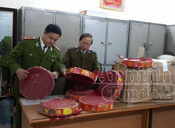 Phát hiện 14 bánh pháo nổ trà trộn trên xe chở hàng hóa ảnh 1
