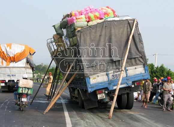 Chở hàng cồng kềnh, xe tải suýt lật nhào ảnh 1
