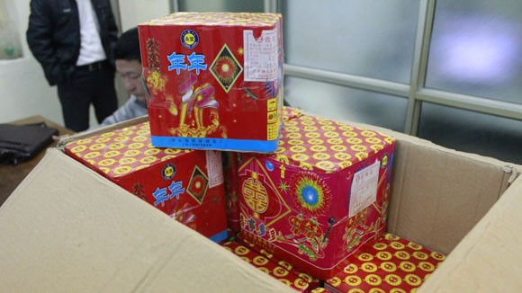 Một phụ nữ vận chuyển pháo lậu bị bắt giữ ảnh 1