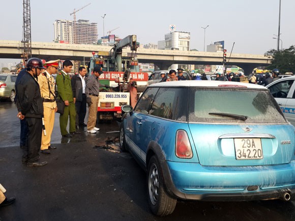 Hà Nội: Mini cooper bốc cháy giữa đường ngày cuối năm ảnh 6