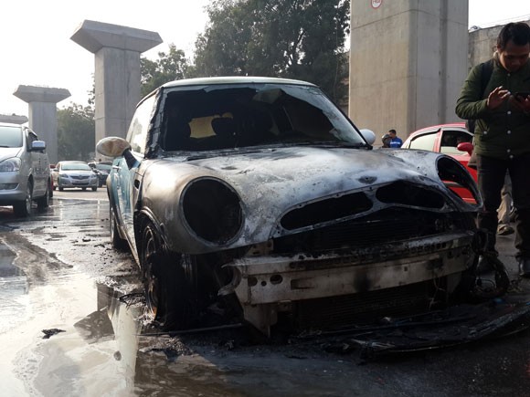 Hà Nội: Mini cooper bốc cháy giữa đường ngày cuối năm ảnh 2