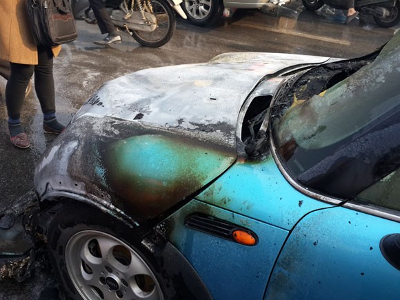 Hà Nội: Mini cooper bốc cháy giữa đường ngày cuối năm ảnh 4