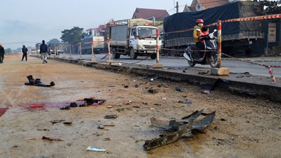 Đâm ô tô liên hoàn, 5 người thương vong ảnh 1