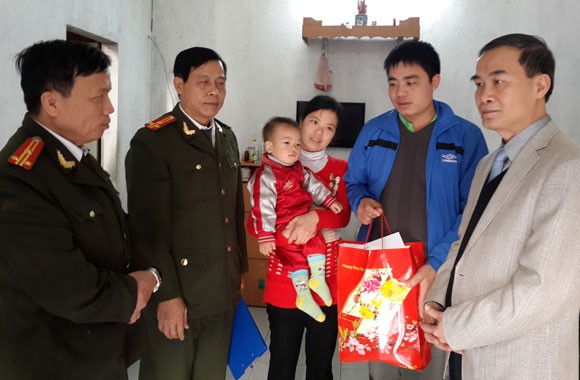 Công an Hà Nội thăm và tặng quà các chiến sĩ có hoàn cảnh khó khăn ảnh 3