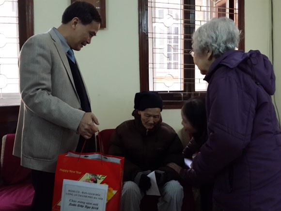 Công an Hà Nội thăm và tặng quà các chiến sĩ có hoàn cảnh khó khăn ảnh 1
