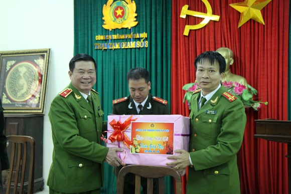 Lãnh đạo Công an Hà Nội chúc Tết tại các trại tạm giam ảnh 3