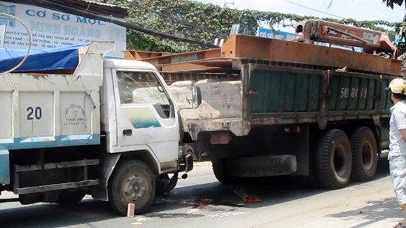 Xe ben tông xe máy, ép chết người đàn ông dính chặt đuôi xe cẩu ảnh 1