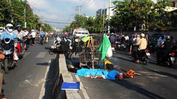 Xe ba gác tông dải phân cách, người đàn ông chết thảm ảnh 1