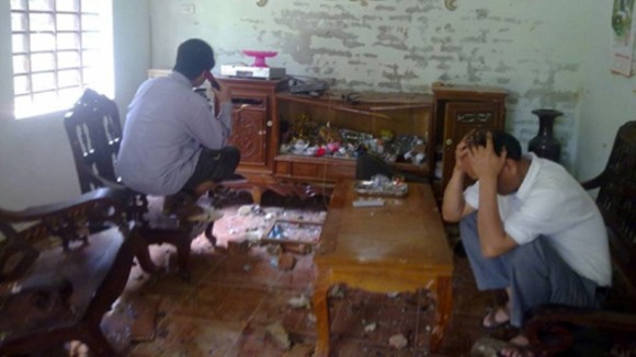 Dân quá khích ném đá, phá nhà, đốt xe cán bộ xã ảnh 1