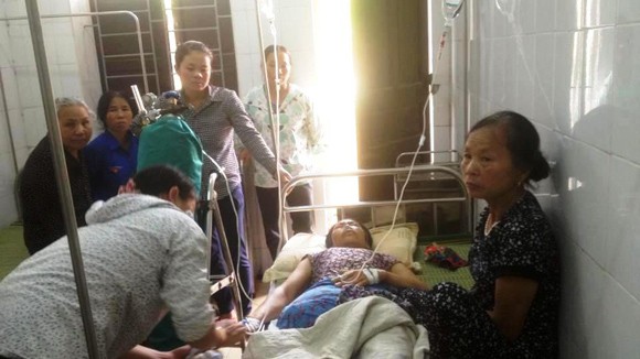 Cứu sống một phụ nữ bị cuốn chân vào máy làm gạch ảnh 1