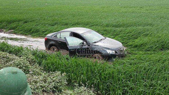 Xe Lacetti "bay" qua đường Quốc lộ, lao xuống ruộng lúa ảnh 2
