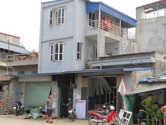 Nhà cháy, 1 cụ bà nhập viện do hàng chục bình gas mi-ni phát nổ ảnh 1