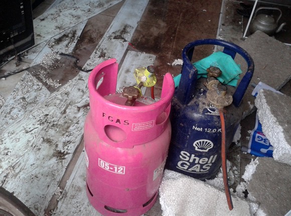 Nhà cháy, 1 cụ bà nhập viện do hàng chục bình gas mi-ni phát nổ ảnh 4