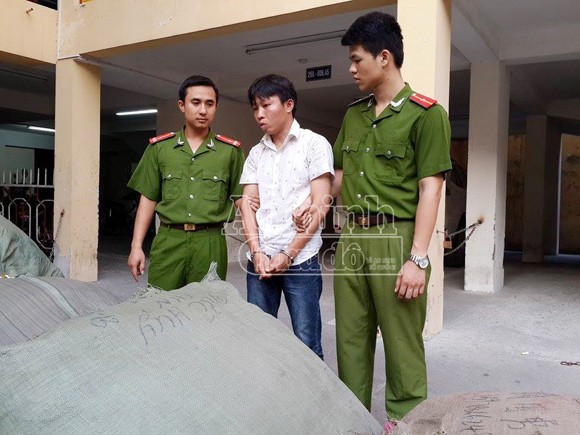 Lấy trộm 19 kiện quần áo "SIDA" đem bán để trả thù tình!? ảnh 1