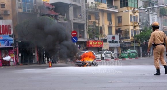 Hà Nội: Xe máy bốc cháy dữ dội giữa ngã tư ảnh 1