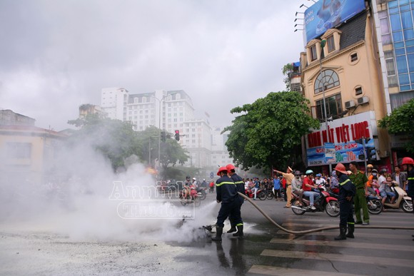 Hà Nội: Xe máy bốc cháy dữ dội giữa ngã tư ảnh 3