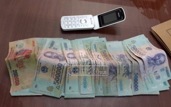 Lừa cướp túi đựng thẻ cào nạp tiền cho ĐTDĐ ảnh 2