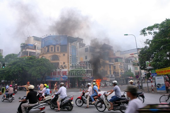 Hà Nội: Xe máy bốc cháy dữ dội giữa ngã tư ảnh 2