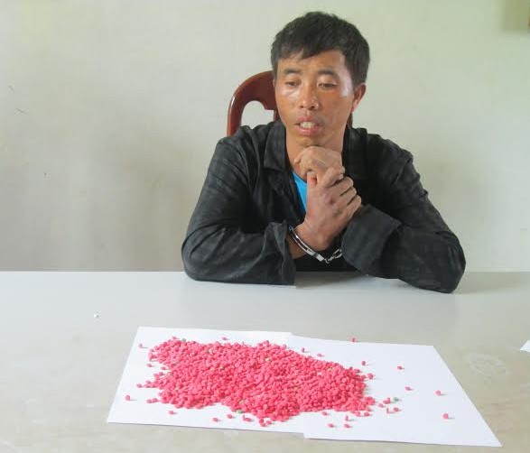 “Ngụy trang” hơn 2.000 viên ma túy tổng hợp trong mũ bảo hiểm ảnh 1