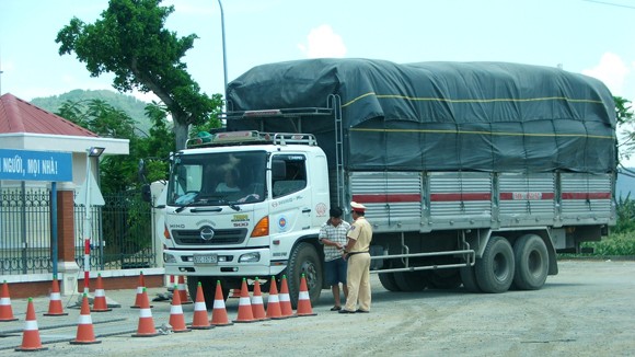 Tóm gọn 2 “cò” dẫn xe tải vượt trạm cân ảnh 1