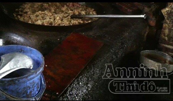 Cơ sở bẩn thỉu, nhân viên núp trong thùng xe tải để thái mỡ ảnh 2
