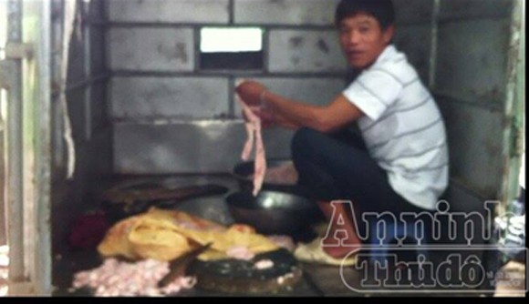 Cơ sở bẩn thỉu, nhân viên núp trong thùng xe tải để thái mỡ ảnh 8