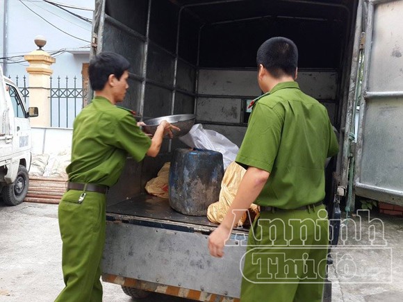 Cơ sở bẩn thỉu, nhân viên núp trong thùng xe tải để thái mỡ ảnh 9