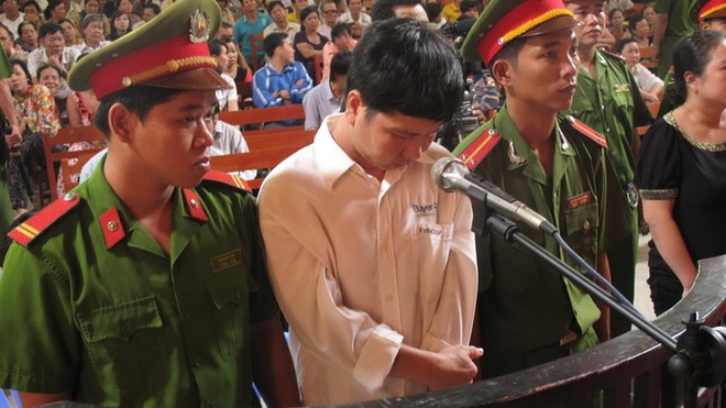 Thầy giáo tạt a xít 4 đồng nghiệp, nhận án 4 năm tù giam ảnh 1