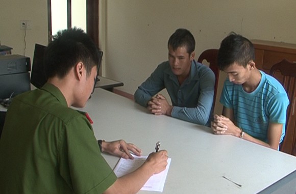 Bắt 2 đối tượng trộm cắp 2 bộ máy tính của trường mầm non ảnh 1