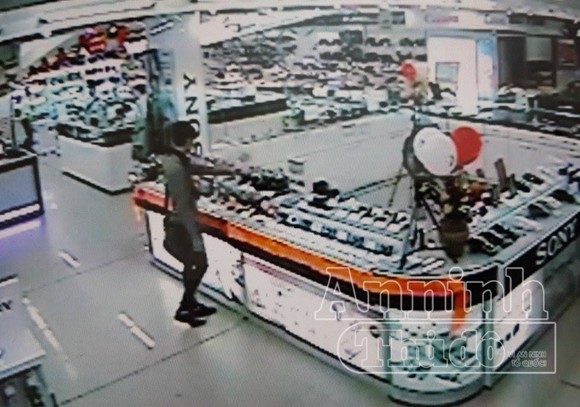 Cắt dây bảo vệ, lấy trộm máy ảnh trưng bày trong Pico Plaza ảnh 2