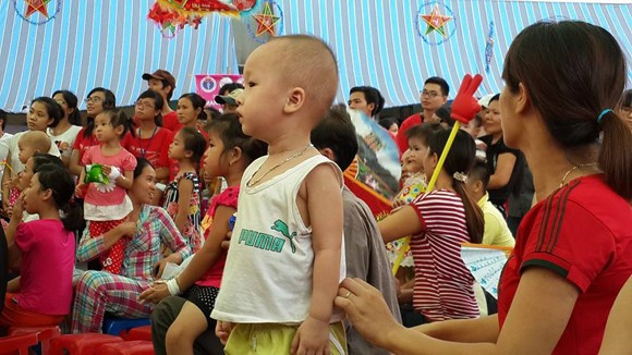 Các nghệ sĩ tình nguyện mang âm nhạc đến Bệnh viên Nhi ảnh 5