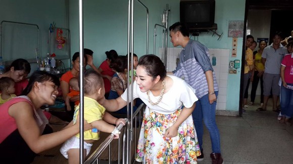 Các nghệ sĩ tình nguyện mang âm nhạc đến Bệnh viên Nhi ảnh 1