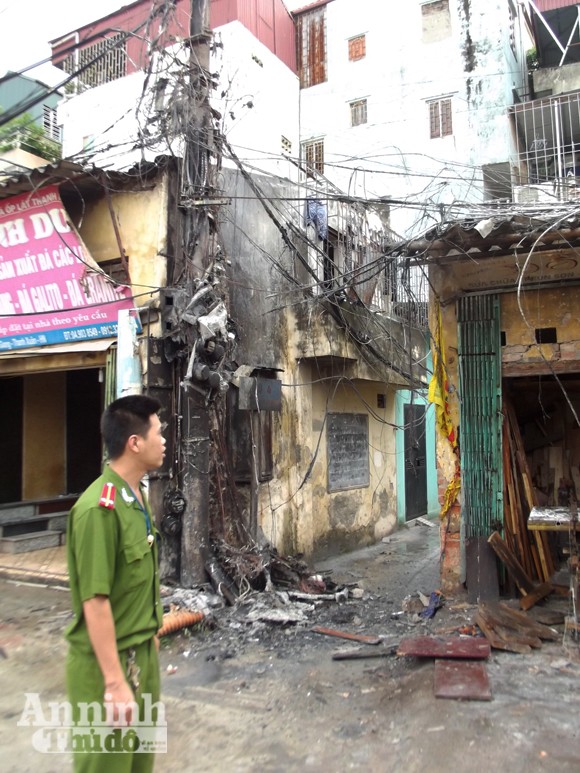 Hà Nội: Cột điện cháy rụi suýt thiêu nhà dân ảnh 1