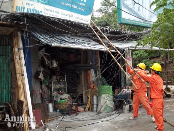 Hà Nội: Cột điện cháy rụi suýt thiêu nhà dân ảnh 3