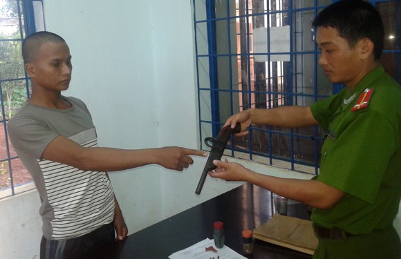 Dùng súng tự chế, bắn thẳng mặt bà chủ cửa hàng tạp hóa ảnh 1