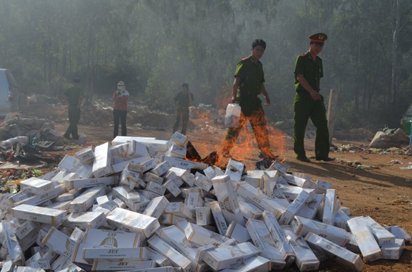 Tiêu hủy trên 3000 bao thuốc lá và rượu nhập lậu ảnh 1