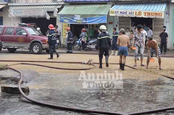 Cháy lớn, nhiều cảnh sát chữa cháy bị bỏng ảnh 2