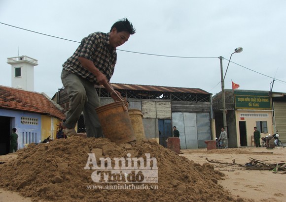 Liên triều cường đánh sập khu nhà xưởng, uy hiếp cảng cá ảnh 3
