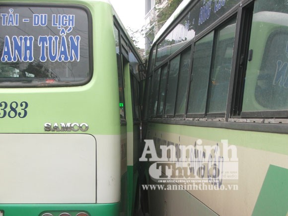 Hàng chục hành khách hoảng loạn khi 2 xe buýt tranh nhau vào bến ảnh 1