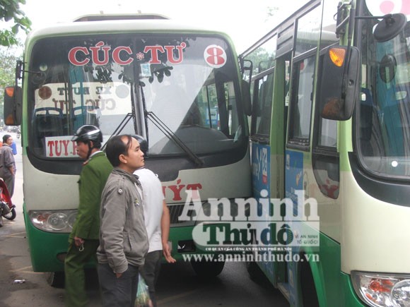 Hàng chục hành khách hoảng loạn khi 2 xe buýt tranh nhau vào bến ảnh 2