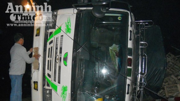 Tranh nhau “hôi của” xe tải chở trái cây bị lật ảnh 1