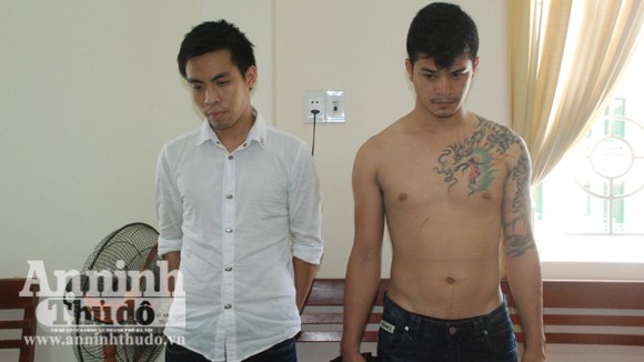 Tạm giữ 2 đối tượng xông vào nhà, dùng súng đe dọa giết người ảnh 1