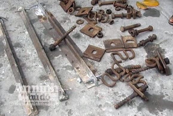Gần 60 tuổi vẫn cạy trộm phụ kiện đường sắt ảnh 2