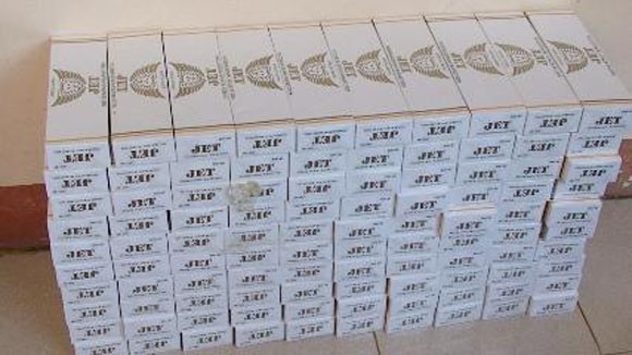 Bắt 1.000 cây thuốc lá lậu trên xe khách ảnh 1