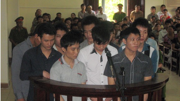 Một phút thiếu kiềm chế, 11 thanh niên cùng "rủ nhau" vào tù ảnh 1