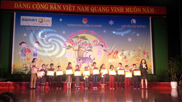 Bảo Việt Nhân Thọ tặng quà Tết Trung Thu cho trẻ em nghèo ảnh 1