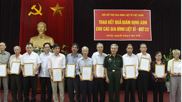 Trao kết quả giám định ADN cho các gia đình liệt sĩ đợt 22 ảnh 1