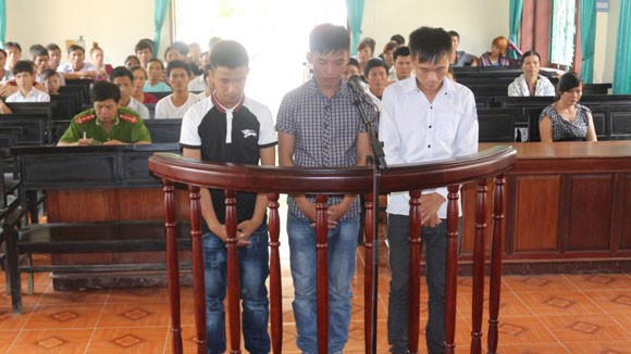 Nhóm côn đồ dùng dao, côn vào trường cướp tài sản của học sinh ảnh 1